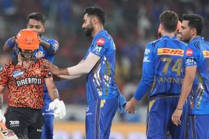 MI vs SRH प्लेइंग इलेवन, हेड टू हेड, पिच रिपोर्ट, मुंबई का मौसम और लाइव स्ट्रीमिंग डिटेल्स SportsTak Hindi