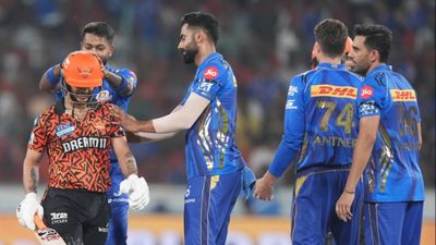 MI vs SRH प्लेइंग इलेवन, हेड टू हेड, पिच रिपोर्ट, मुंबई का मौसम और लाइव स्ट्रीमिंग डिटेल्स SportsTak Hindi