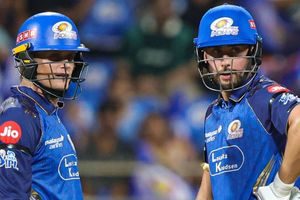 IPL 2026: SRH के खिलाफ काली पट्टी बांधकर खेलने क्यों उतरी मुंबई इंडियंस की टीम? SportsTak Hindi