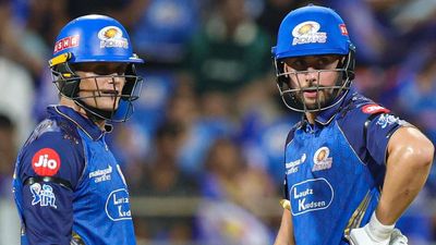 IPL 2026: SRH के खिलाफ काली पट्टी बांधकर खेलने क्यों उतरी मुंबई इंडियंस की टीम? SportsTak Hindi