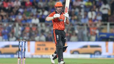 IPL 2026: 243 रन बनाकर भी हारी MI, हेड-क्लासेन के दम पर SRH ने वानखेड़े में किया रिकॉर्ड रन चेज, छह विकेट से जीता मुकाबला SportsTak Hindi