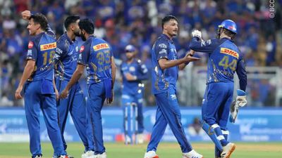 हार्दिक पंड्या की मुंबई इंडियंस क्या अभी भी प्लेऑफ में बना सकती है जगह ? जानें सभी समीकरण Mumbai Indians team players