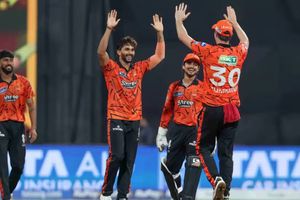 IPL 2026 Points Table : हैदराबाद ने मुंबई पर जीत से राजस्थान को पछाड़ा, अंकतालिका का जानें हाल SportsTak Hindi