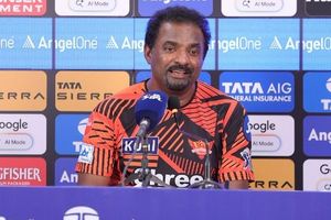 'IPL एक बिजनेस और सिर्फ चौके-छक्के से मलतब', SRH के कोच मुरलीधरन क्यों हुए आग बबूला ? SportsTak Hindi
