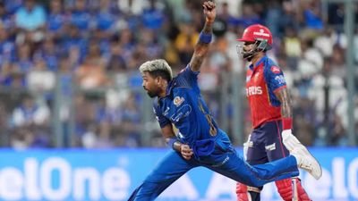 IPL 2026 में इस टीम ने सर्वाधिक खिलाड़ी किए इस्तेमाल फिर भी बेहाल, इस फ्रेंचाइज में सबसे कम बदलाव SportsTak Hindi