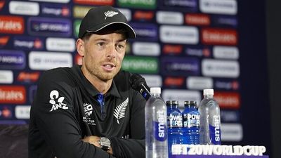 IPL 2026 में लगी चोट ने बिगाड़ा मिचेल सैंटनर का इंटरनेशनल प्लान, इतने दिन के लिए क्रिकेट से दूर हुआ कीवी खिलाड़ी Mitchell Santner, Captain of New Zealand talks to media during a press conference during an ICC Men's T20 World Cup India & Sri Lanka 2026 net session at the Narendra Modi Stadium on March 07, 2026 (Getty)