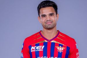 IPL के बीच अर्जुन तेंदुलकर पर लगी बड़ी बोली, 400 % से अधिक रकम देकर इस टीम ने खरीदा SportsTak Hindi