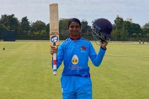 U-19 क्रिकेट में तिहरा शतक जड़कर रचा इतिहास, अब ऑक्शन में लगी बेस प्राइस से 10 गुना मोटी बोली, बनी सबसे महंगी खिलाड़ी SportsTak Hindi