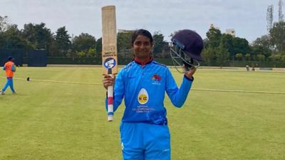 U-19 क्रिकेट में तिहरा शतक जड़कर रचा इतिहास, अब ऑक्शन में लगी बेस प्राइस से 10 गुना मोटी बोली, बनी सबसे महंगी खिलाड़ी SportsTak Hindi