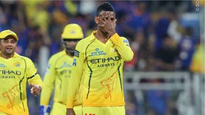 चेन्नई ने अपने सबसे कंजूस बॉलर अकील हुसैन को मुंबई के सामने क्यों नहीं खिलाया, फ्लेमिंग ने बताई यह वजह Akeal Hosein in this frame. (IPL)