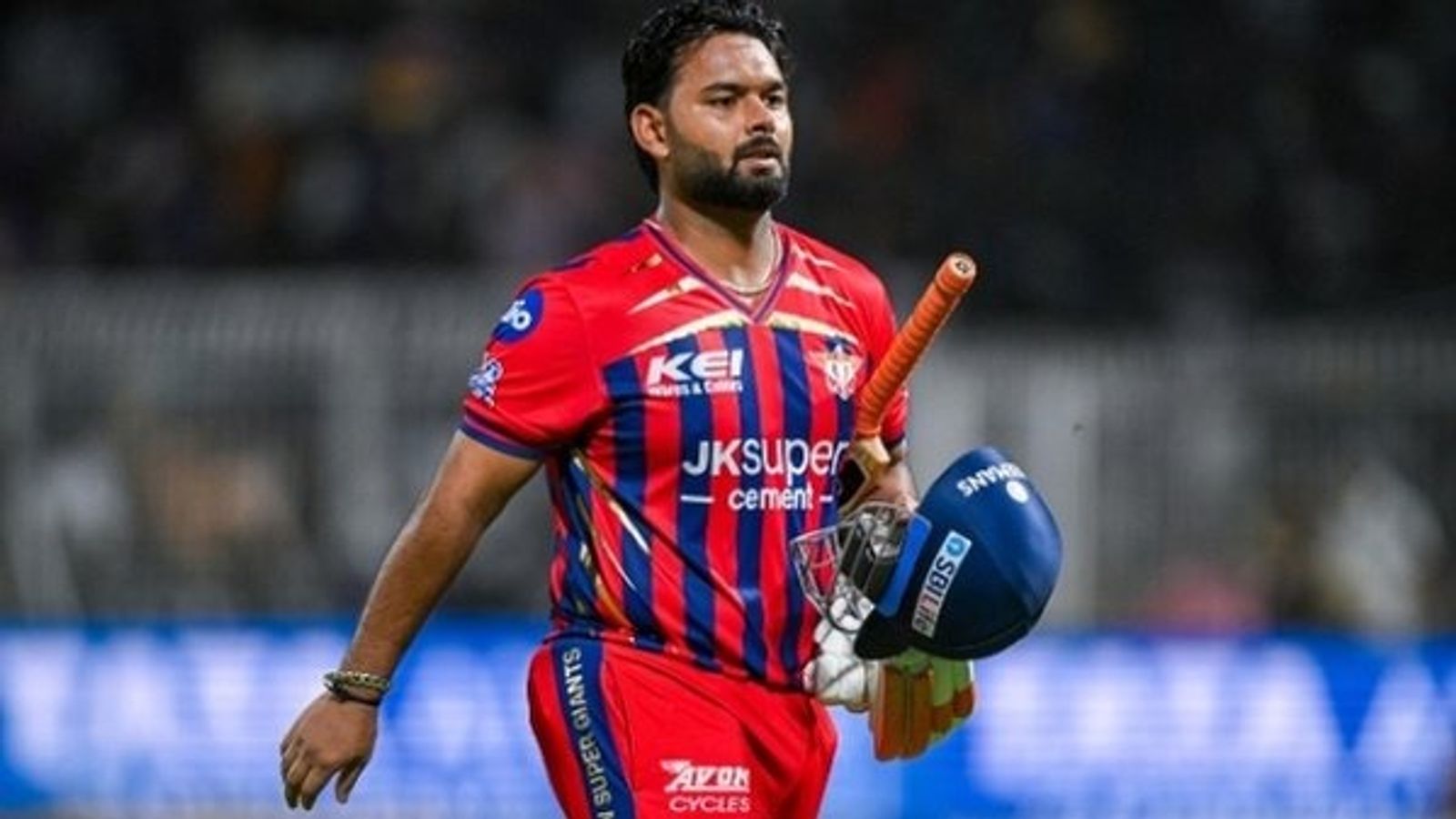 ऋषभ पंत क्या 27 करोड़ रुपये के बोझ के नीचे दबे हुए हैं? LSG ने कप्तान की खराब फॉर्म पर तोड़ी चुप्पी ऋषभ पंत को लखनऊ सुपर जायंट्स ने पिछले सीजन 27 करोड़ रुपये में खरीदा था. (PC: IPL)