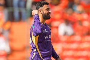 KKR की बढ़ी टेंशन, जमीन पर पैर नहीं रख पा रहे वरुण चक्रवर्ती, जीत के बाद दी चोट पर बड़ी अपडेट SportsTak Hindi