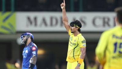 CSK को एक और झटका, डेब्यू के ठीक बाद तेज गेंदबाज IPL 2026 से बाहर SportsTak Hindi