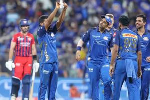 'जय श्री राम', पहला IPL विकेट लेने के बाद MI के गेंदबाज ने जेब से निकाली पर्ची, लिखा दर्दभरा नोट SportsTak Hindi