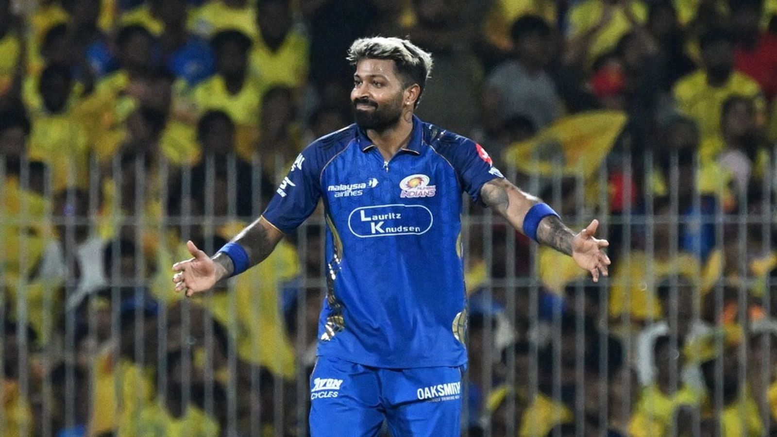 हार्दिक पंड्या से छीनी जाएगी मुंबई इंडियंस की कप्तानी? रिपोर्ट में सामने आई चौंकाने वाली अपडेट मुंबई इंडियंस की प्लेऑफ की राह मुश्किल हो चुकी है. (Photo: AP)