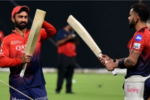 दिनेश कार्तिक कैसे बने RCB के बैटिंग कोच? विराट कोहली का नाम लेकर खोला ये बड़ा राज SportsTak Hindi