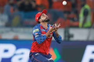 'गुरुत्वाकर्षण के कारण छूटे तीन कैच', PBKS की खराब फील्डिंग पर कोच ने तोड़ी चुप्पी SportsTak Hindi
