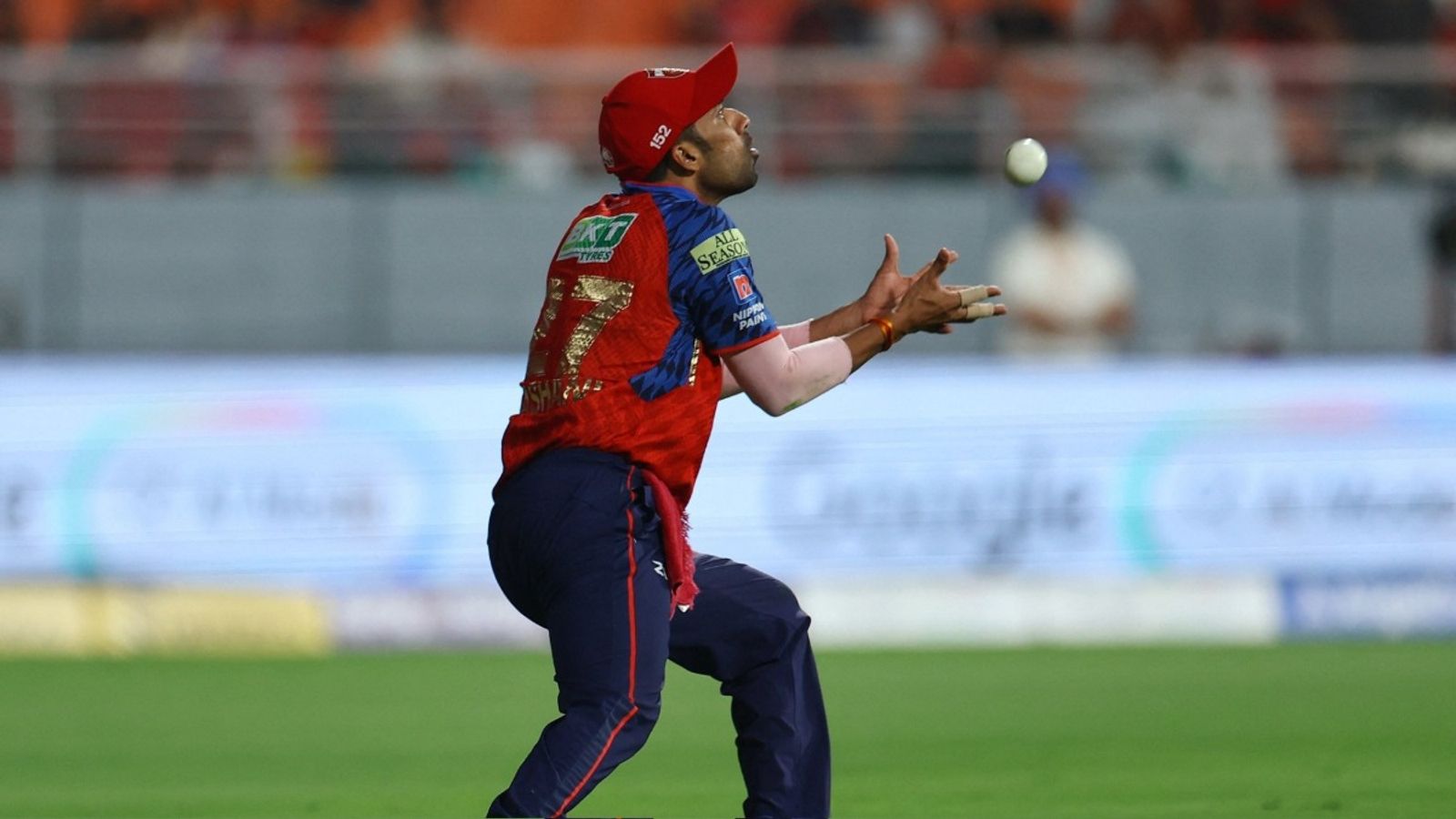 IPL 2026 drop Catch: IPL 2026 में कैच टपकाने की मची होड़, पंजाब के साथ इस टीम का नाम सबसे आगे पंजाब किंग्स के शशांक सिंह ने आईपीएल 2026 में लगातार कैच टपकाए. (Photo: Jiohotstar)