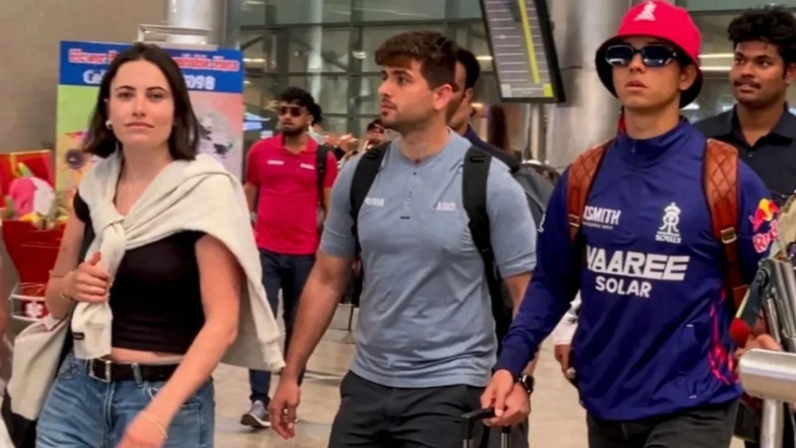 IPL में गर्लफ्रेंड के साथ घूमने वाले क्रिकेटर्स पर सख्ती, BCCI ने दी कड़ी सजा की चेतावनी, मालिकों पर भी कसेगा शिकंजा यशस्वी जायसवाल को आईपीएल 2026 के दौरान गर्लफ्रेंड के साथ ट्रेवल करते हुए देखा गया है.