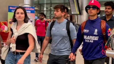 IPL में गर्लफ्रेंड के साथ घूमने वाले क्रिकेटर्स पर सख्ती, BCCI ने दी कड़ी सजा की चेतावनी, मालिकों पर भी कसेगा शिकंजा SportsTak Hindi
