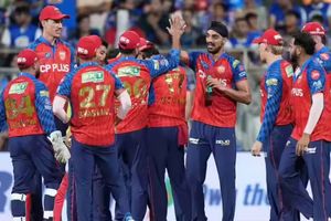 IPL 2026 में इन गेंदबाजों की हुई सर्वाधिक पिटाई, बैटर्स ने जी भरकर लूटे रन, यह खिलाड़ी सबसे आगे SportsTak Hindi