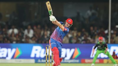 दिल्ली कैपिटल्स की टीम से बाहर बैठने वाले डेविड मिलर का छलका दर्द, कहा - फ्रस्ट्रेटिंग है लेकिन... David Miller playing a shot