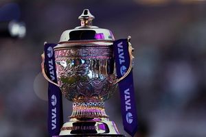 IPL 2026: डगआउट में बिना इजाजत लोगों की मौजूदगी पर बवाल, BCCI ने सभी फ्रेंचाइज के CEO की बुलाई मीटिंग SportsTak Hindi