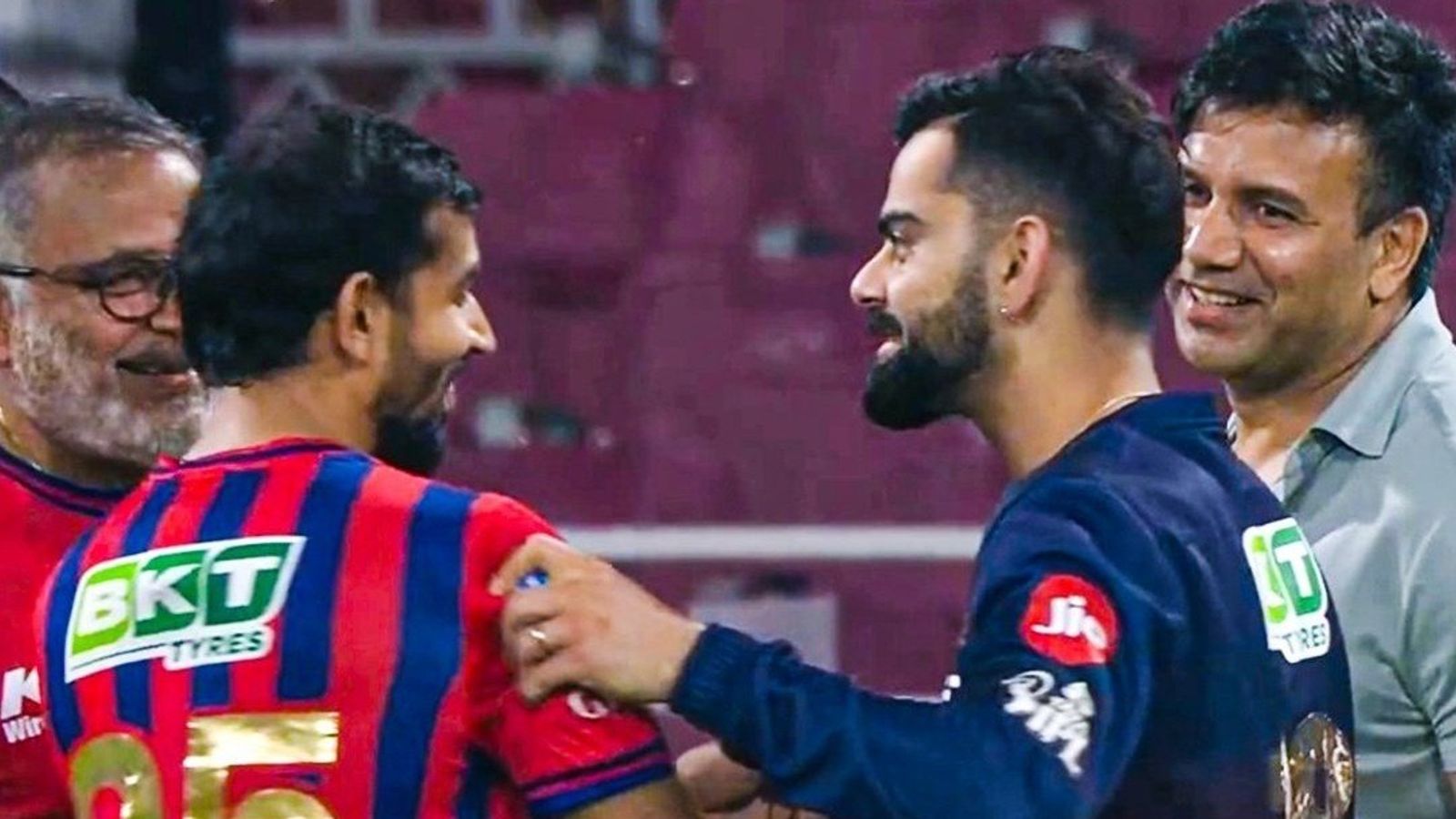 IPL 2026: डक पर आउट होने के बाद प्रिंस यादव से मिलने पहुंचे विराट कोहली, कंधे पर हाथ रख काफी देर तक की बातचीत, Video प्रिंस यादव ने विराट कोहली को डक पर आउट किया. (PC: X)