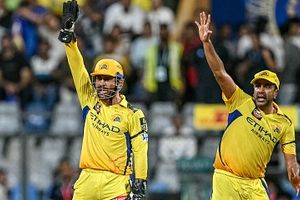 'धोनी का विकेट लेने के बाद जश्न मनाने पर वह गुस्सा हो गए थे', आर अश्विन का सालों बाद CSK स्टार को लेकर बड़ा खुलासा SportsTak Hindi