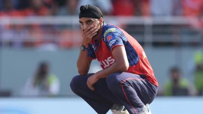 अर्शदीप सिंह पर BCCI ने कसा शिकंजा, IPL के दौरान व्लॉग बनाने पर लगाई रोक, जानिए क्यों SportsTak Hindi