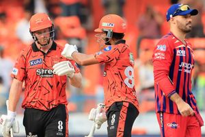 IPL 2026 में आखिरी 5 ओवर्स में कौन लगा रहा सबसे ज्यादा छक्के, भारतीयों पर भारी पड़ रहे विदेशी बल्लेबाज SportsTak Hindi