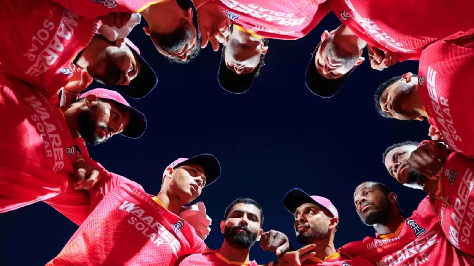 राजस्थान रॉयल्स ने IPL 2026 के बीच में क्यों बदली जर्सी, किस वजह से पिंक कलर में खेलने उतरी टीम राजस्थान रॉयल्स की टीम.