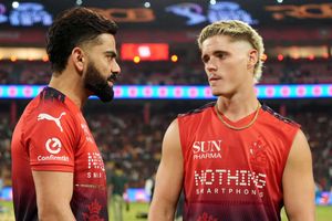 RCB के इंग्लिश बल्लेबाज ने कुक की IPL छोड़ने की सलाह पर दिया करारा जवाब, बोले- मेरा करियर... SportsTak Hindi
