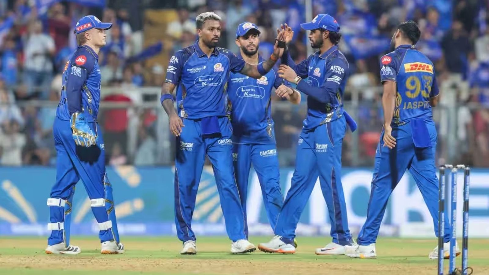RCB के खिलाफ मैच धुलने पर क्या IPL 2026 से बाहर हो जाएगी मुंबई इंडियंस? रॉयल चैलेंजर्स बेंगलुरु के खिलाफ मुंबई इंडियंस की करो या मरो वाली स्थिति. (pc: ipl)