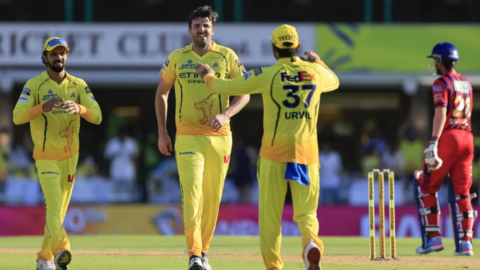 CSKvsLSG: उर्विल के धमाके के बाद भी गिरते-पड़ते जीती चेन्नई, लखनऊ प्लेऑफ की रेस से बाहर जैमी ऑवर्टन ने लखनऊ पर जीत में अहम रोल निभाया. (Photo: BCCI)