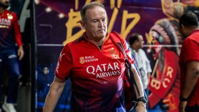 RCB के हेड कोच एंडी फ्लॉवर ने अंपायर को दिखाया गुस्सा, दी गाली, BCCI का पलटवार, दी ऐसी सजा SportsTak Hindi