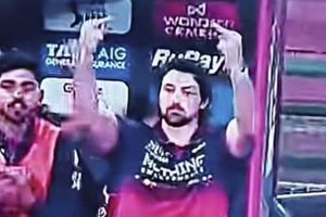 टिम डेविड ने RCB vs MI मैच के दौरान किए गंदे इशारे, सामने आया वीडियो, लगेगा बैन! SportsTak Hindi