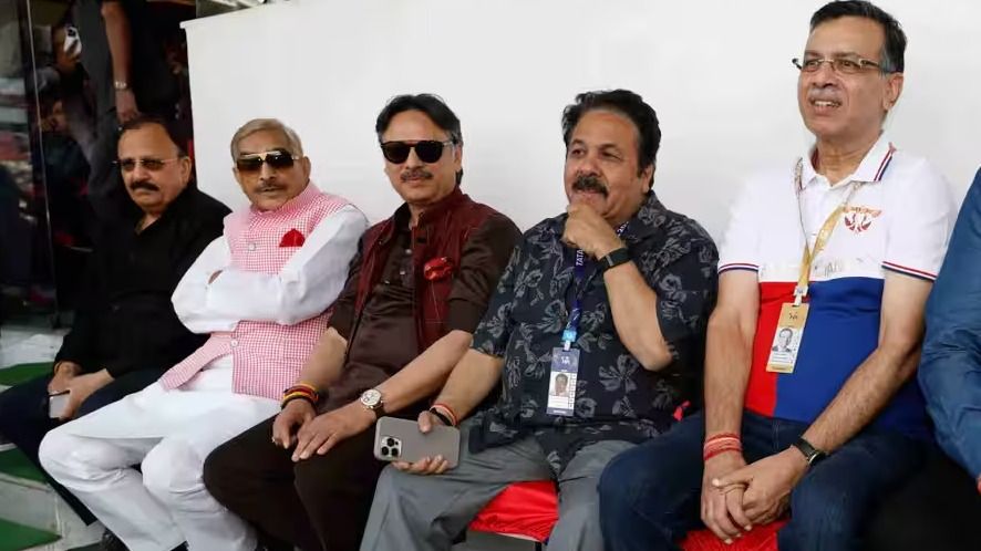 BCCI उपाध्यक्ष राजीव शुक्ला और लखनऊ सुपर जायंट्स के मालिक संजीव गोयनका  (PC: IPL)