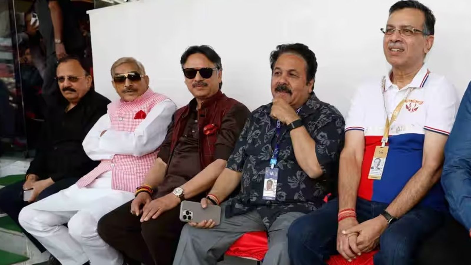 BCCI का IPL टीम मालिकों पर फूटा गुस्सा, कहा- वे सहयोग नहीं कर रहे, मैदान पर अपने साथ फोन ले जाते हैं BCCI उपाध्यक्ष राजीव शुक्ला और लखनऊ सुपर जायंट्स के मालिक संजीव गोयनका (PC: IPL)