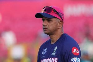 IPL 2026 के बीच राहुल द्रविड़ ने T20 लीग में खरीदी टीम, भारतीय दिग्गज को बनाया कप्तान SportsTak Hindi