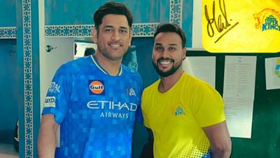 IPL 2026 के बीच CSK के गेंदबाज पर गिरी गाज, VIDEO पोस्ट करने के चलते BCCI ने लिया एक्शन Mahendra Singh Dhoni wihh CSK Net Bowler Jishan Adil
