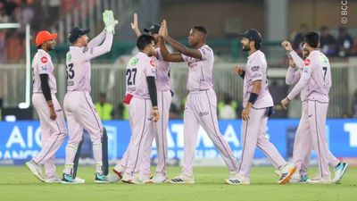 GT vs SRH : रबाडा-होल्डर के आगे 86 पर ढेर हैदराबाद, गुजरात ने नंबर 1 बनकर प्लेऑफ के लिए ठोका दावा Players from Gujarat