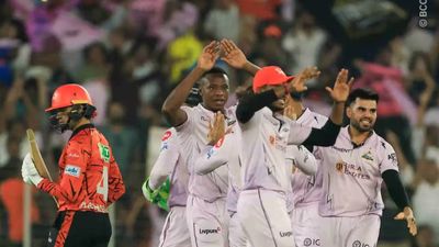 IPL 2026 Points Table : गुजरात ने हैदराबाद को हराने के साथ आरसीबी से छीना ताज, जानें अंकतालिका का हाल Gujarat players during their match against Hyderabad