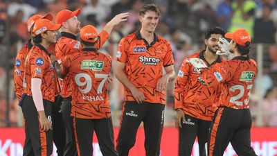 86 रन पर ढेर होने वाली SRH की शर्मनाक हार के बाद पैट कमिंस पर गिरी गाज, कप्तान को मिली सजा SportsTak Hindi