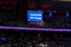RCB vs KKR के मैच में बारिश का कहर, 5-5 ओवर के मुकाबले के लिए क्या है कट ऑफ टाइम और कितने बजे से कटने लगेंगे ओवर्स, जानें सब कुछ SportsTak Hindi