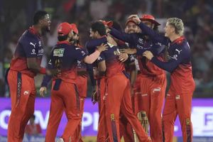 RCB vs KKR मैच अगर बारिश के रद्द हुआ तो आरसीबी को बड़ा नुकसान, जानिए कैसे फंसा प्लेऑफ का पेंच ? SportsTak Hindi