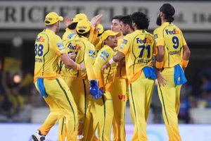 CSK को लगा करारा झटका, उनकी टीम का घातक तेज गेंदबाज IPL छोड़कर लौटा इंग्लैंड, जानें क्यों ? SportsTak Hindi