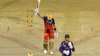 RCB vs KKR : विराट कोहली के शतक से नंबर वन बनी RCB, KKR का सीजन हुआ समाप्त! Virat Kohli after scoring a century