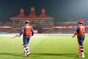 IPL 2026: PBKS की प्लेऑफ की उम्मीदों पर मंडराया बारिश का खतरा, MI के खिलाफ मैच रद्द होने पर क्या होगा? SportsTak Hindi