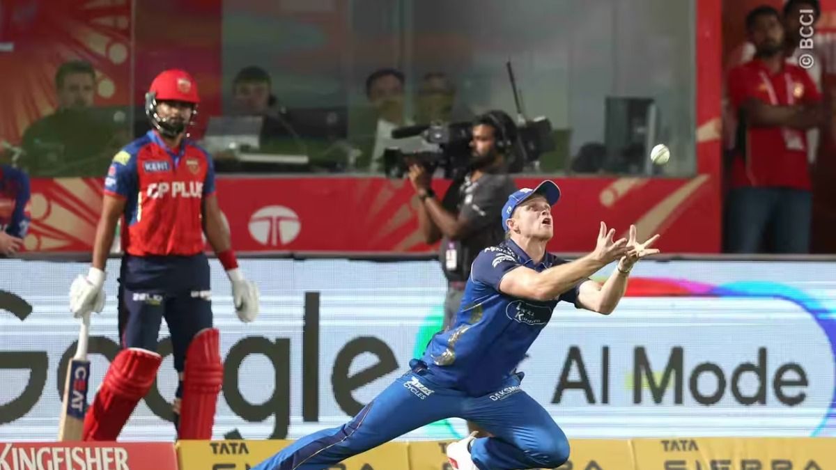 मुंबई के खिलाफ मैच के दौरान श्रेयस अय्यर और कैच लेने का प्रयास करते कॉर्बिन बॉश
